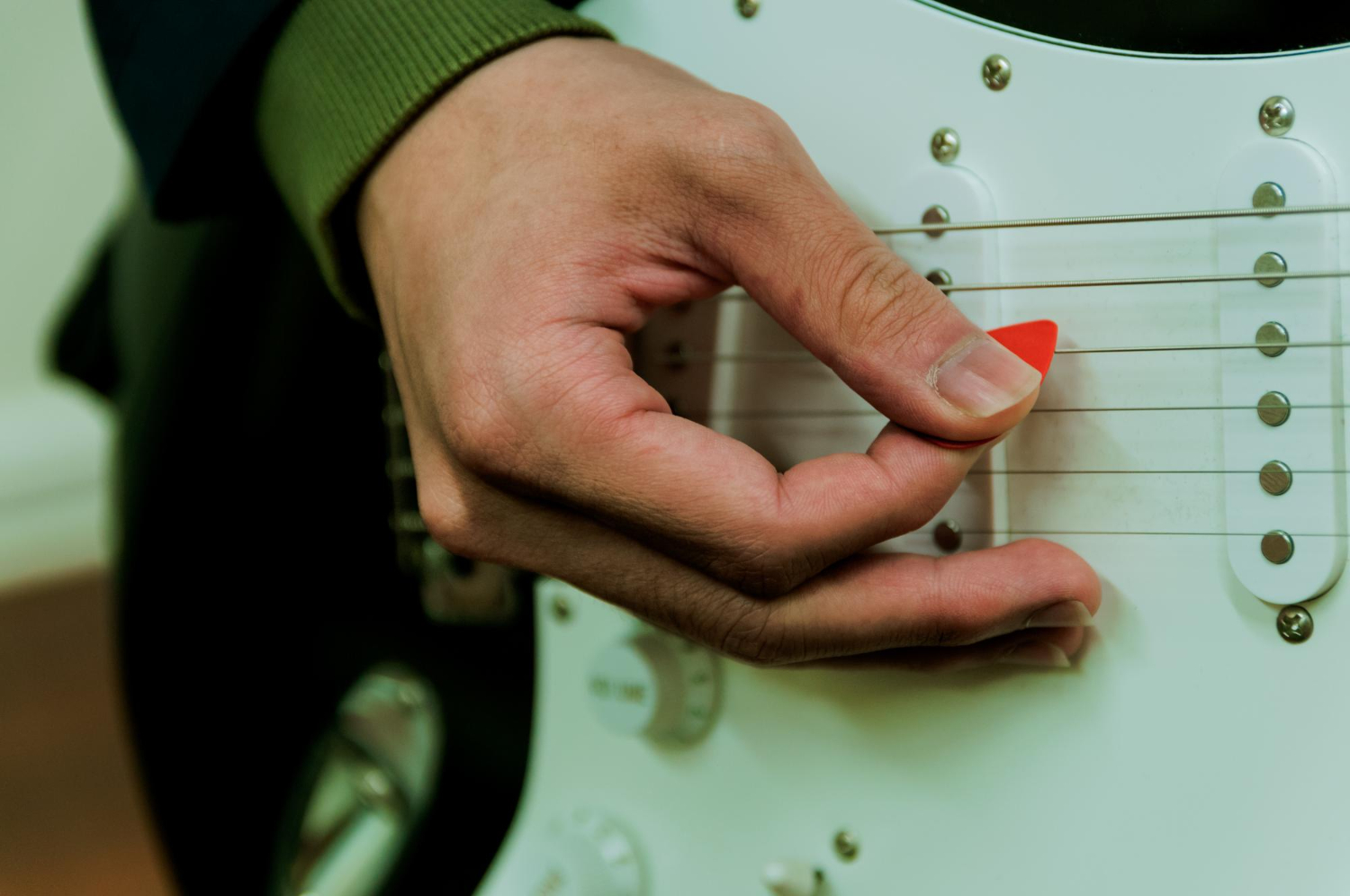 ¿Cómo afecta al sonido de una guitarra eléctrica tocarla con los dedos o con púa?